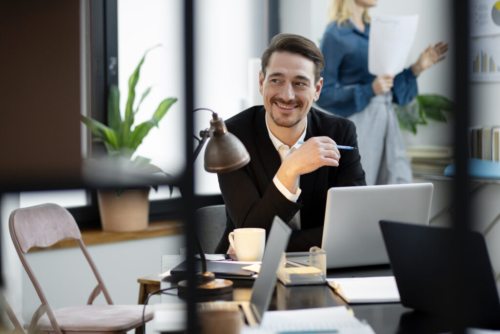 medium-shot-smiley-man-desk